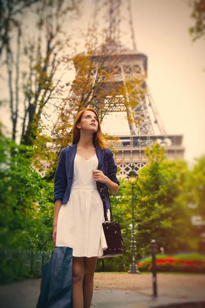 Hermosa mujer joven con bolsa de compras en la Torre Eiffel espalda — Foto de Stock