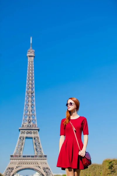 Bela jovem mulher no fundo da Torre Eiffel — Fotografia de Stock