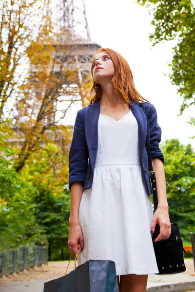 Vacker ung kvinna med shoppingväska på Eiffeltornet tillbaka — Stockfoto