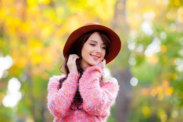 Foto di bella giovane donna in piedi nel parco e sorridente — Foto Stock