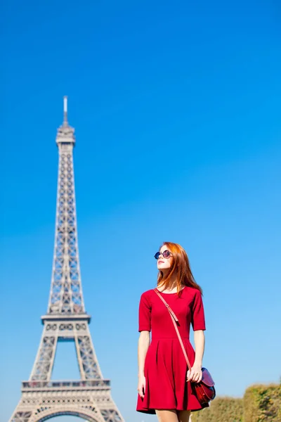Hermosa joven en el fondo de la Torre Eiffel — Foto de Stock