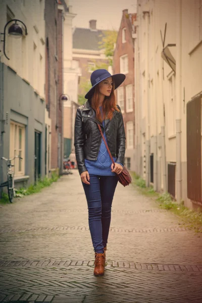 Belle jeune femme marchant dans la rue et explorant le — Photo