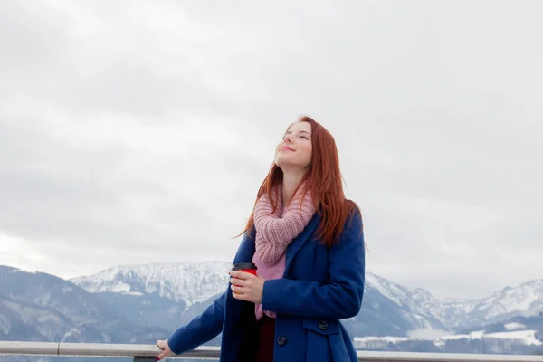 Vacker ung kvinna på bergen bakgrunden — Stockfoto