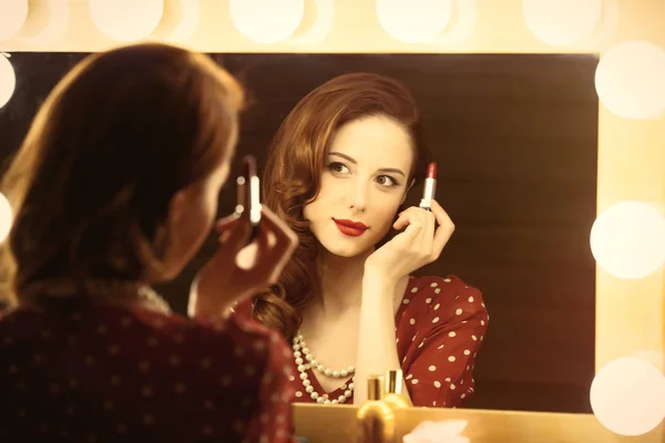 Foto van mooie jonge vrouw houdt haar lippenstift in de buurt van de overwinning — Stockfoto