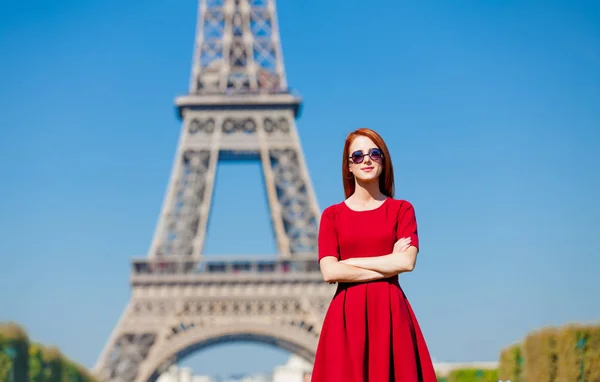 Bela jovem mulher no fundo da Torre Eiffel — Fotografia de Stock