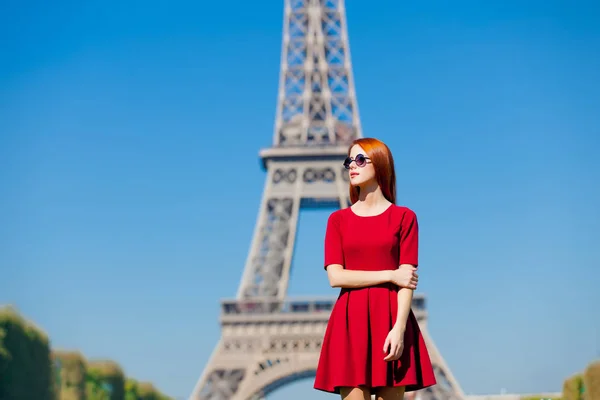 Beautiful young woman on the Eiffel Tower background — Stock Photo, Image