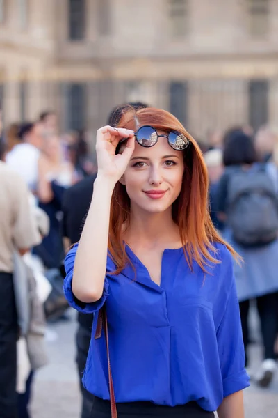 Vacker ung kvinna promenader på gatan — Stockfoto