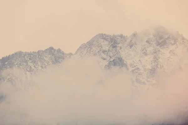 Karlı Dağları üzerinde göster — Stok fotoğraf