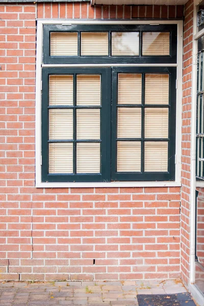 Холодные окна с жалюзи — стоковое фото