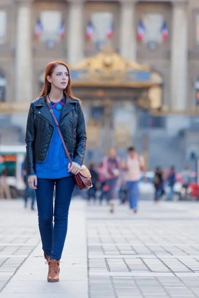 Mooie jonge vrouw die het verkennen van de stad — Stockfoto