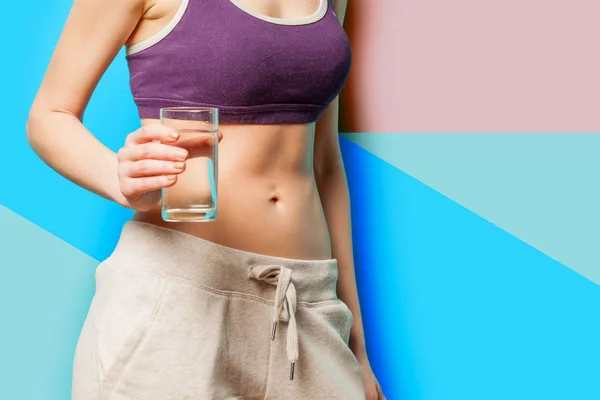 Photo of perfect slim female body with glass of water in the han — Stock Photo, Image