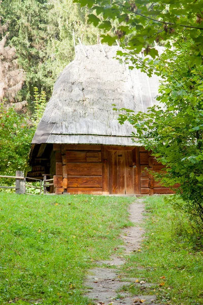 Vieja estufa de piedra con leña y chimenea en las montañas de los
