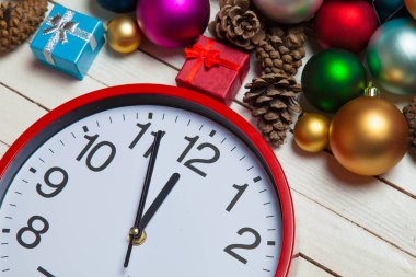 kırmızı saat ve güzel Noel süsleri