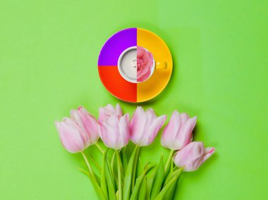 Kupası ve güzel Lale demet çiçek