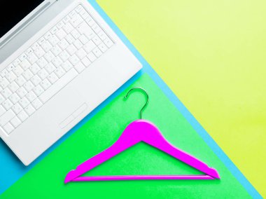  laptop ve askı renkli arka plan üzerinde