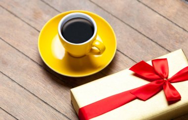 fincan kahve ve tatlı sarılmış hediye 