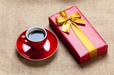 fincan kahve ve tatlı sarılmış hediye 