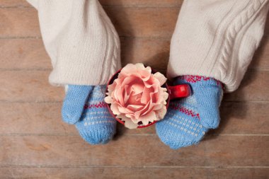 Kupası elinde eldiven eller 