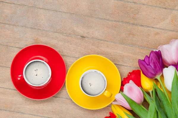 Tazas de café y tulipanes coloridos — Foto de Stock