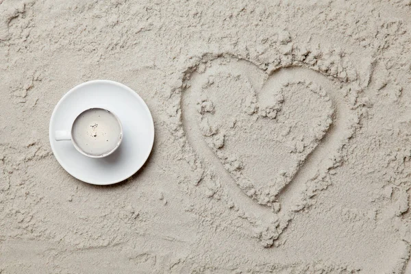 Dibujo en forma de corazón y taza de café — Foto de Stock