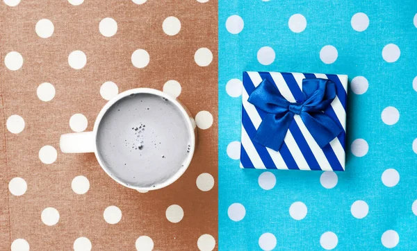 Tazza di caffè e regalo carino — Foto Stock