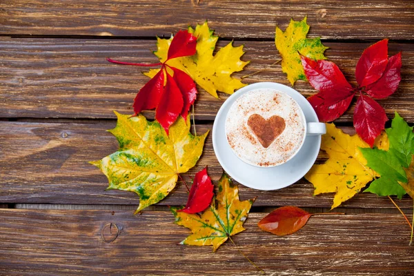 Kopje koffie en herfstbladeren — Stockfoto