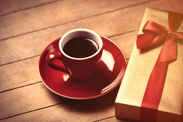 Taza de café y lindo regalo envuelto — Foto de Stock