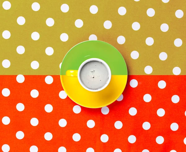 Kopp kaffe på färgstarka bakgrund — Stockfoto