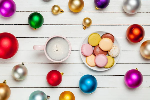 Filiżankę kawy i płyta pełna Macaroons — Zdjęcie stockowe