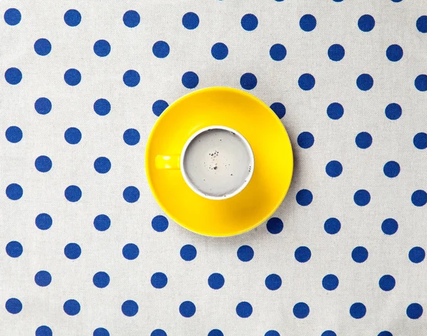 Taza de café sobre el fondo punteado blanco — Foto de Stock