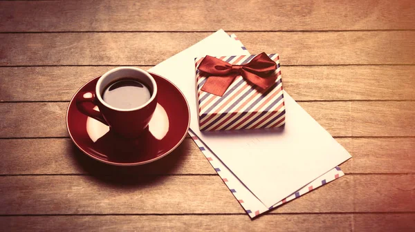 Чашка кофе и милый завернутый подарок — стоковое фото