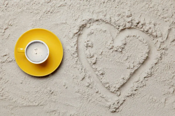 Herzförmige Zeichnung und Tasse Kaffee — Stockfoto