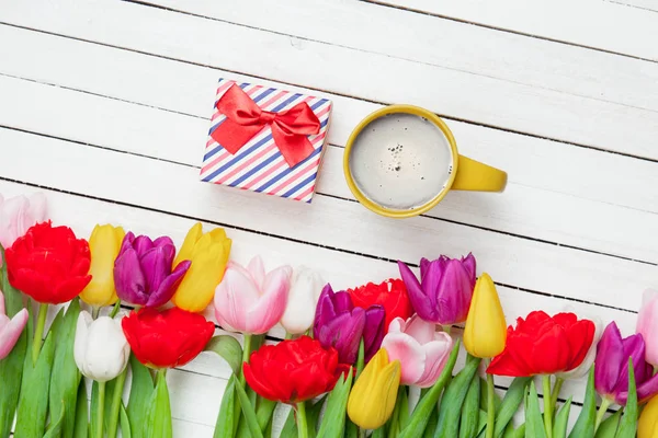 Roztomilý dárek a barevné tulipány — Stock fotografie