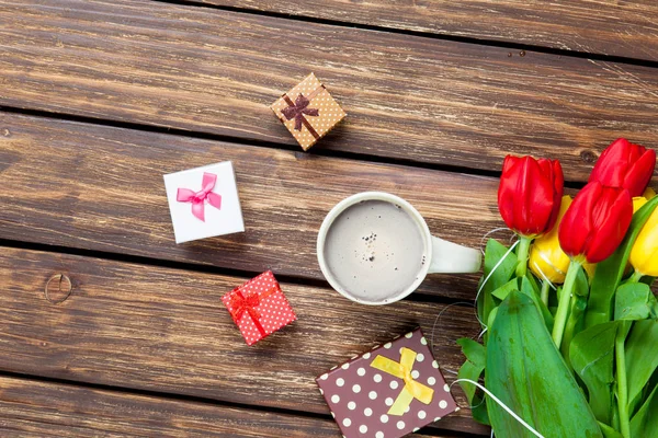 Regali carini e una tazza di caffè — Foto Stock