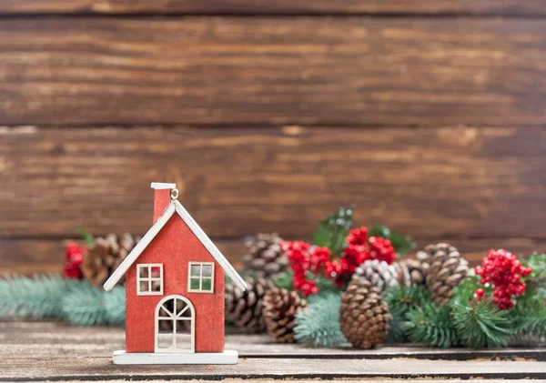 Jouet en forme de maison près des décorations de Noël — Photo