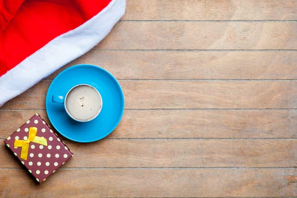Gift and santa claus hat — Stock Photo, Image