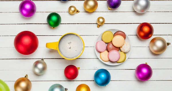 Cup of coffee and plate full of macaroons — Stock Photo, Image