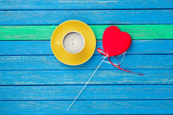 커피와 심장의 컵 모양 장난감 — 스톡 사진