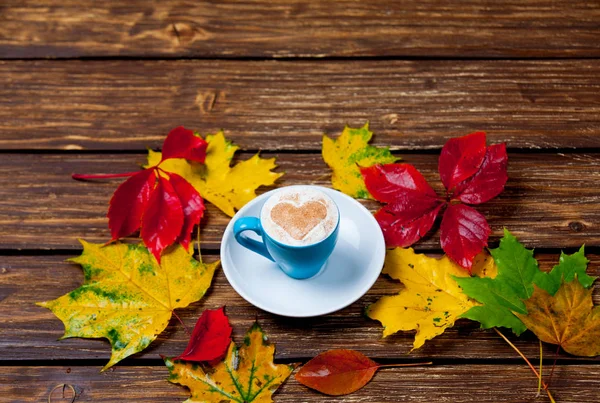Kopje koffie en herfstbladeren — Stockfoto