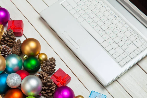 Portátil de plata y decoraciones de Navidad — Foto de Stock