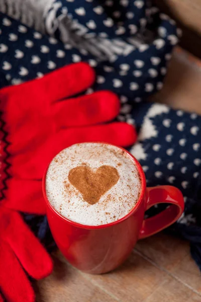 Чашка кофе, шарф и перчатки — стоковое фото
