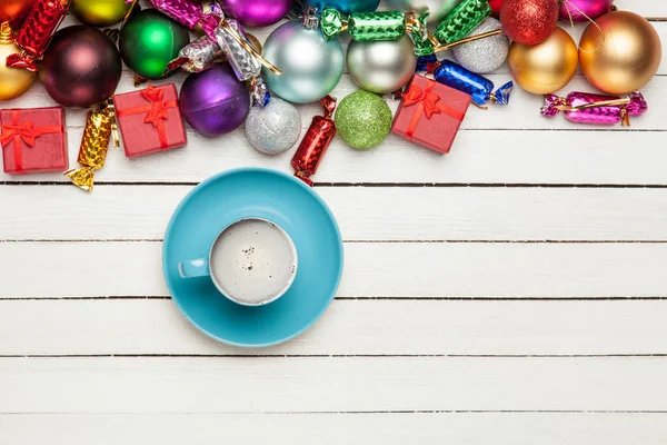 Cup of coffee and beautiful christmas decorations — Stock Photo, Image