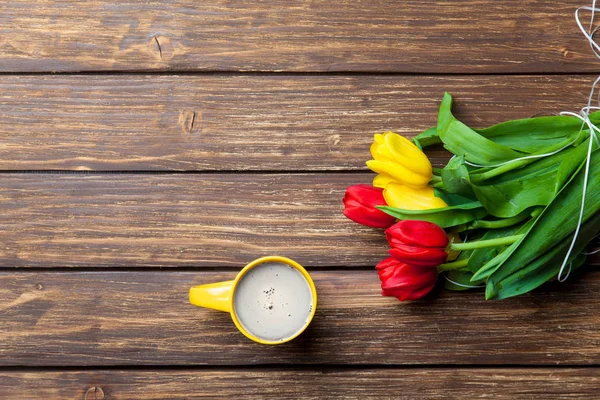 Um monte de tulipas e xícara de café — Fotografia de Stock