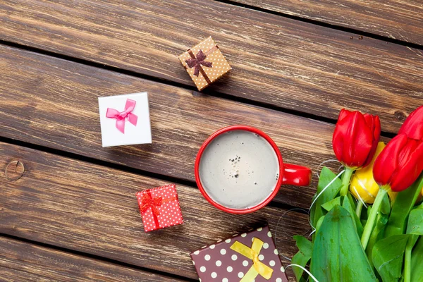 Aranyos ajándék és csésze kávé — Stock Fotó