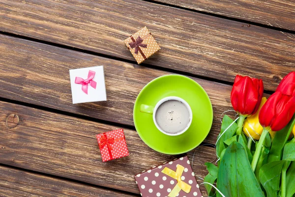 Sevimli hediyeler ve kahve — Stok fotoğraf