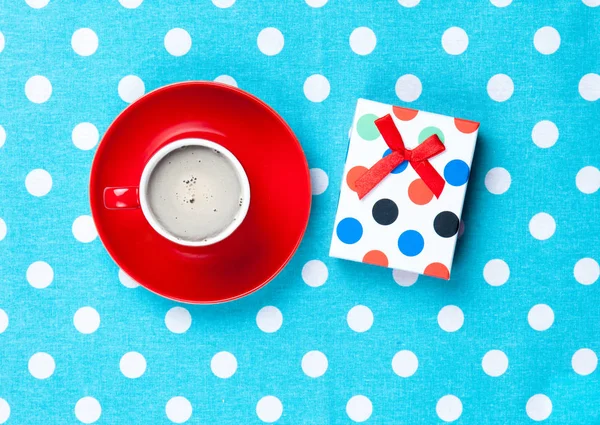 Cup of coffee and cute gift — Stock Photo, Image