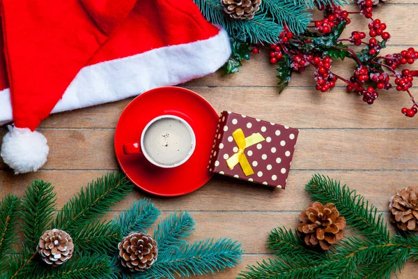 Santa claus kalap és a karácsonyi dekorációk — Stock Fotó
