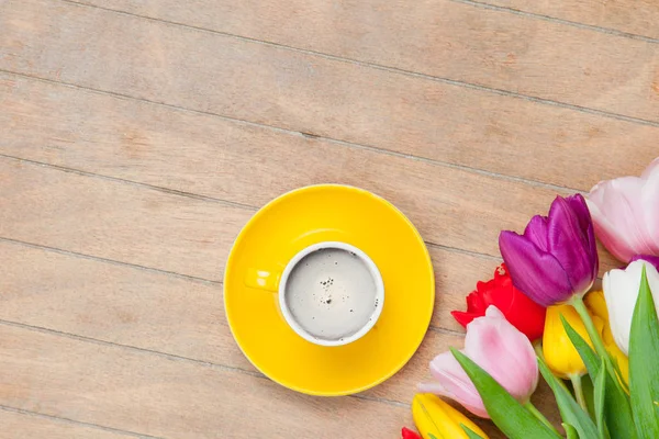 Xícara de café e tulipas coloridas — Fotografia de Stock