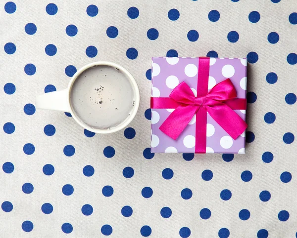 Taza de café y lindo regalo — Foto de Stock