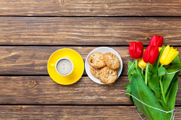 Prato cheio de biscoitos e xícara de café — Fotografia de Stock